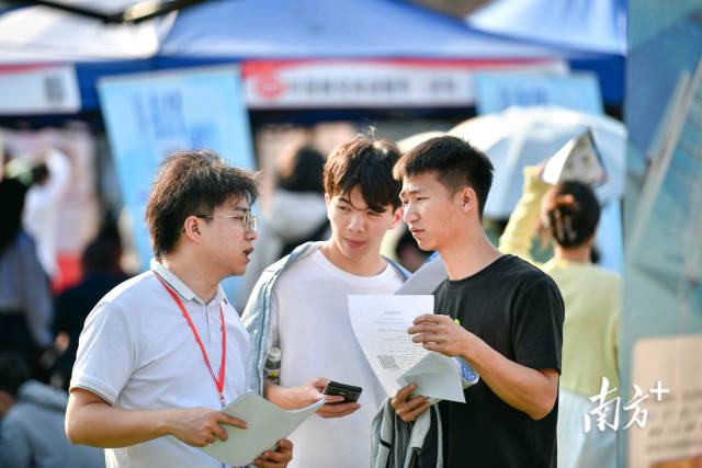 企业招聘人员为大学生们答疑解惑。曾亮超 摄