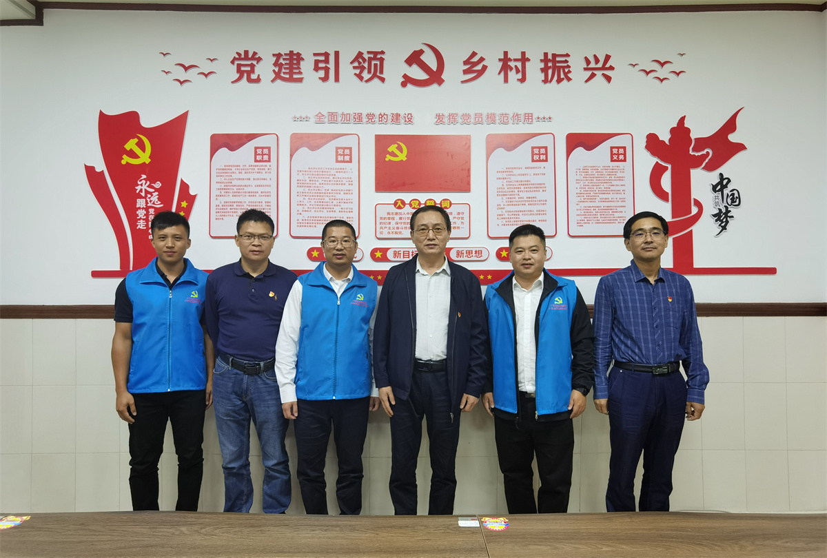 在办公场所合影.jpg 在办公场所合影.jpg